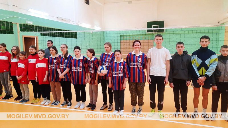 Милиционеры в Костюковичах провели для ребят соревнования по волейболу