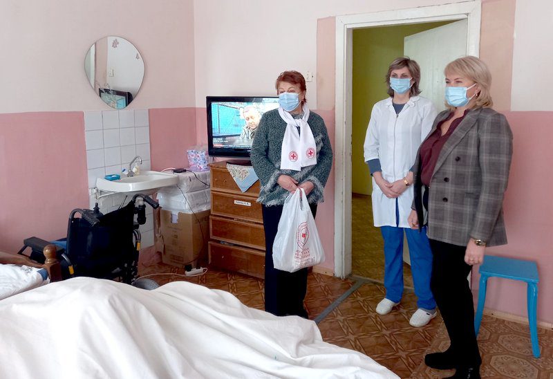 Пациенты больницы сестринского ухода получили подарки от районной организации Красного Креста