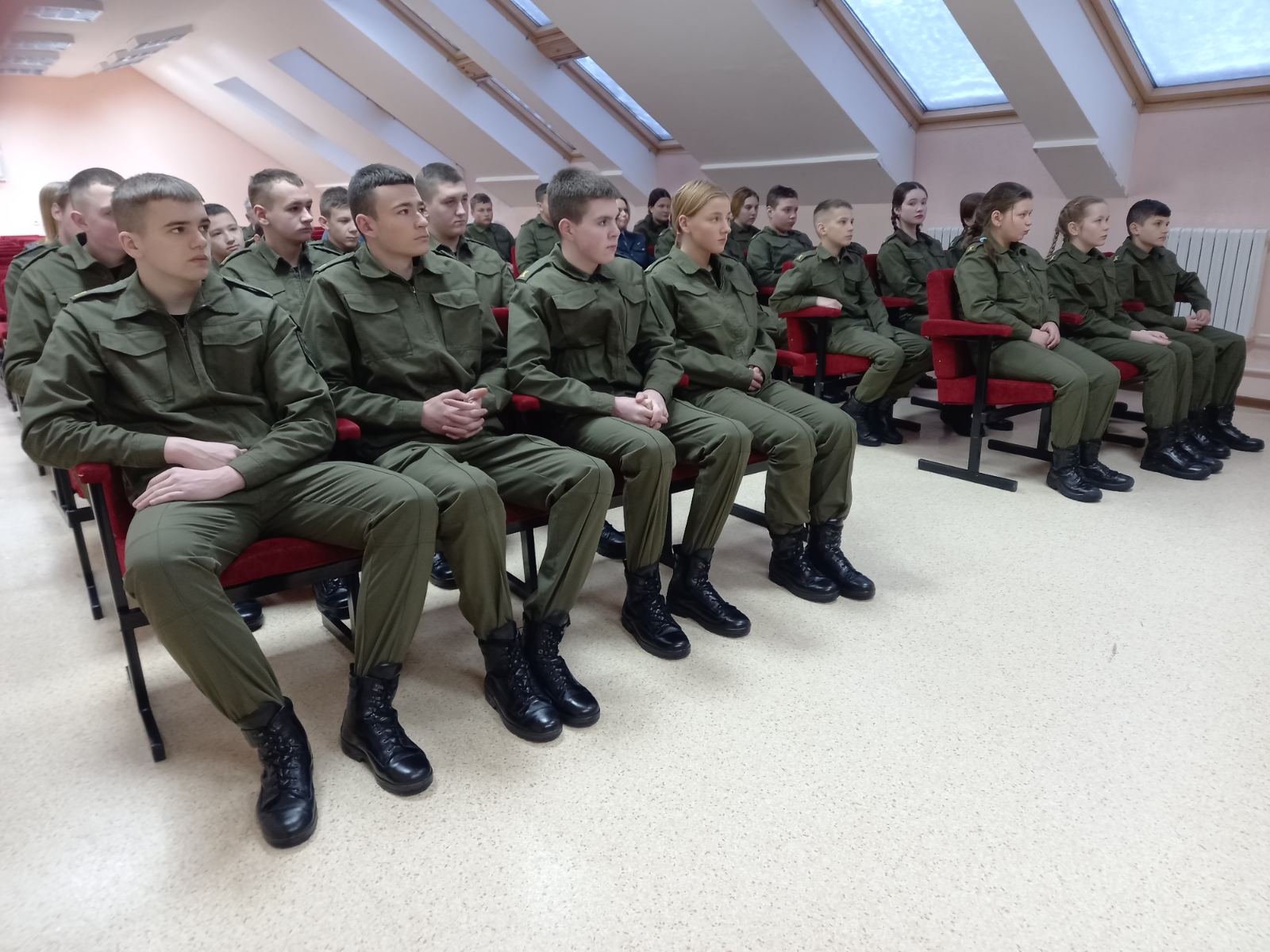 "Когда вырасту, хочу стать милиционером!" Как проходят занятия военно-патриотического клуба "Зубр"