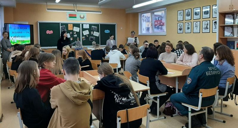 О семейных ценностях в Костюковичах со школьниками и их родителями побеседовали правоохранители