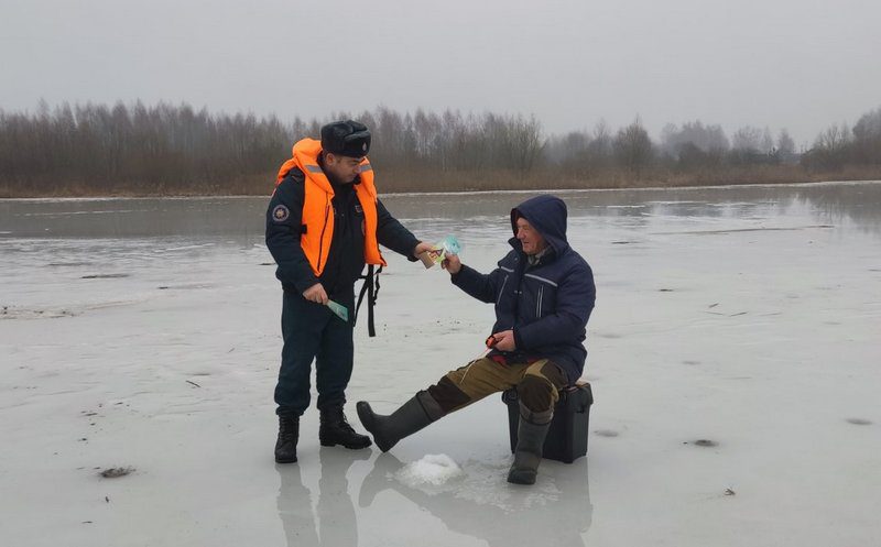 Убеждая и предупреждая. Спасатели Костюковщины проводят профилактические рейды по водоемам