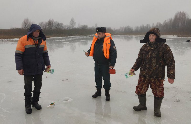 Убеждая и предупреждая. Спасатели Костюковщины проводят профилактические рейды по водоемам