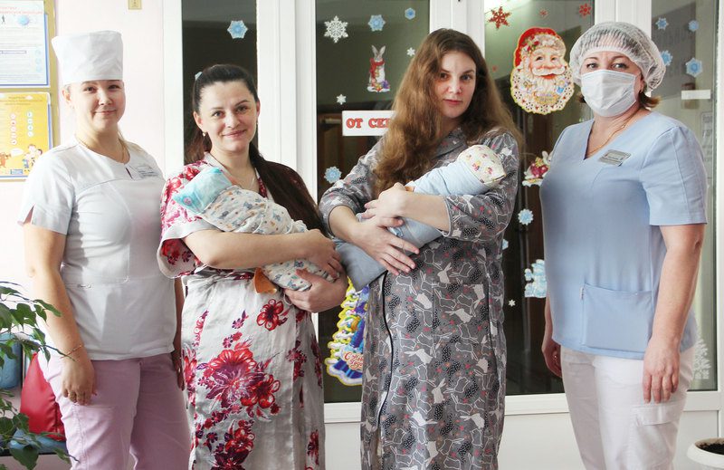 В преддверии Нового года и Рождества в Костюковичском перинатальном центре на свет появились два малыша