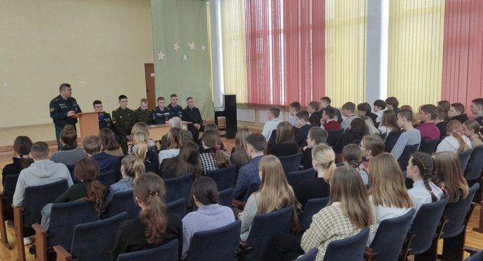 Курсанты Университета гражданской защиты МЧС встретились с учащимися районной государственной гимназии