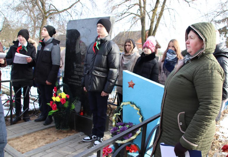 У могилы воина-интернационалиста Александра Листратенко прошел урок мужества