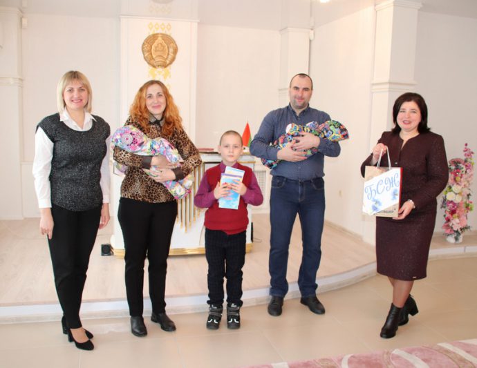 Торжественная регистрация новорожденных двойняшек состоялась в Костюковичах