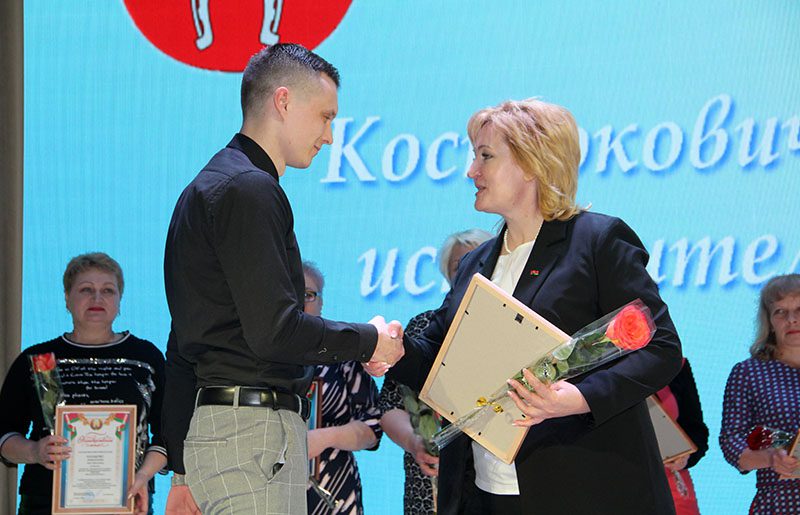 24 марта в районном Центре культуры чествовали работников сферы бытового обслуживания населения и жилищно-коммунального хозяйства Костюковщины