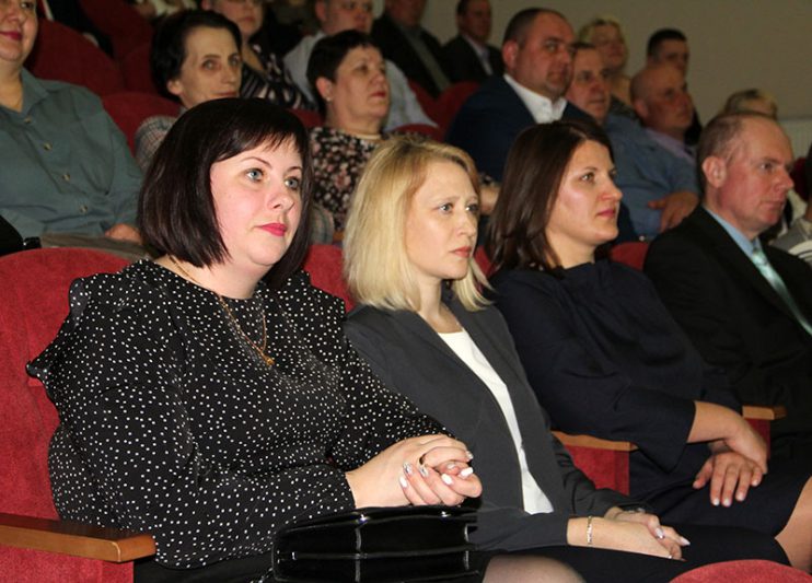 24 марта в районном Центре культуры чествовали работников сферы бытового обслуживания населения и жилищно-коммунального хозяйства Костюковщины