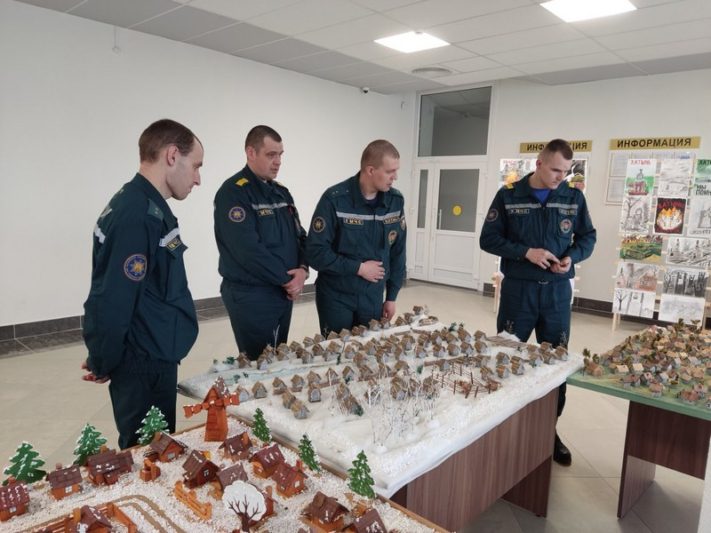 Спасатели Костюковичского района возложили цветы к Памятному знаку сожженной деревни Папоротная