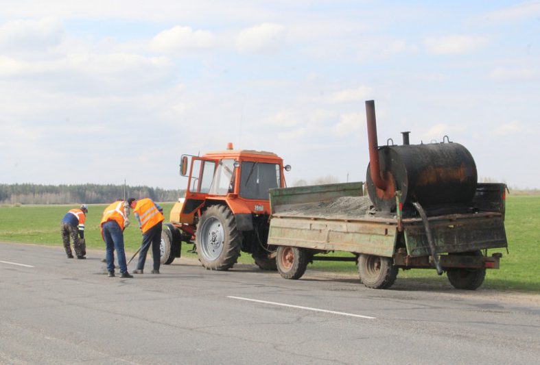 В Костюковичском районе дорожники активно взялись за ремонт дорог