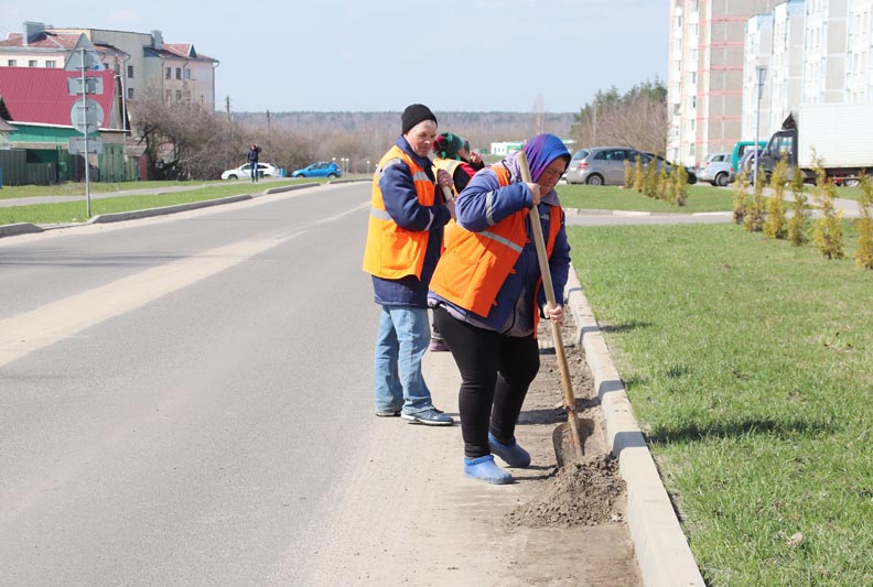 В Костюковичах трудовые коллективы присоединились к уборке города, не дожидаясь субботника