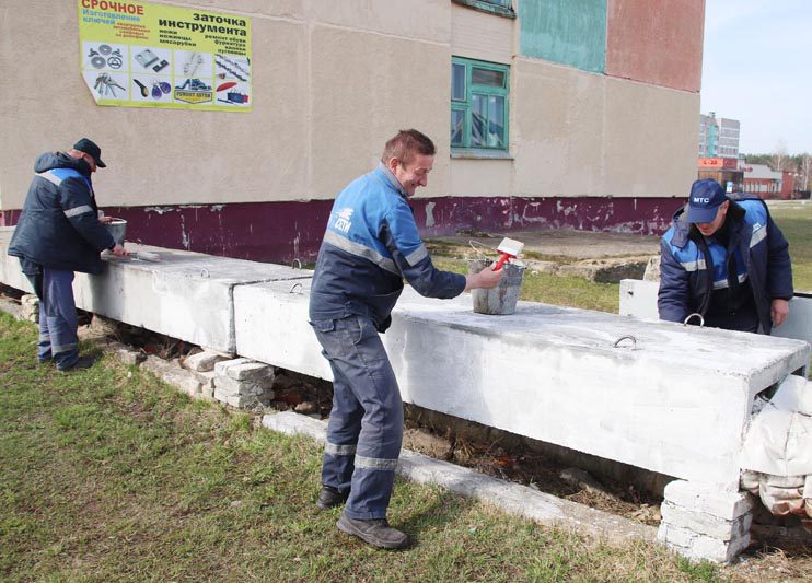 В Костюковичах трудовые коллективы присоединились к уборке города, не дожидаясь субботника