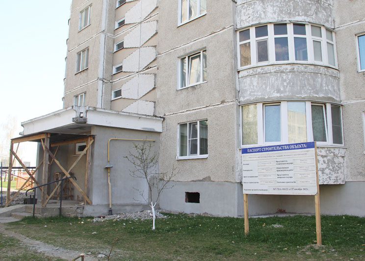 Капитальный ремонт дома № 30 в микрорайоне Молодежном продолжается