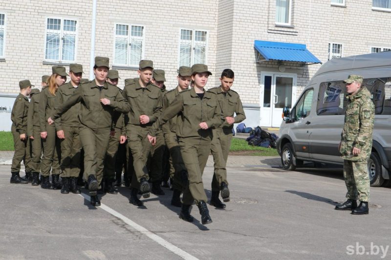 Строевая, огневая, медицинская подготовка — заглянули на занятия костюковичского ВПК «Зубр»