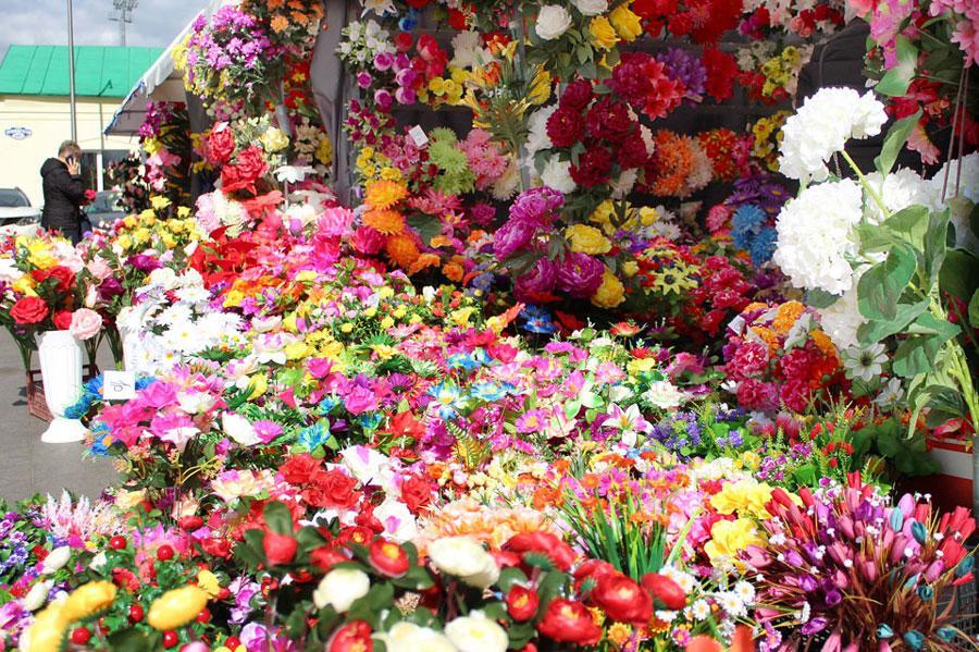 Пластиковые цветы на кладбищах – настоящая экологическая беда – комментарий специалиста природоохраны