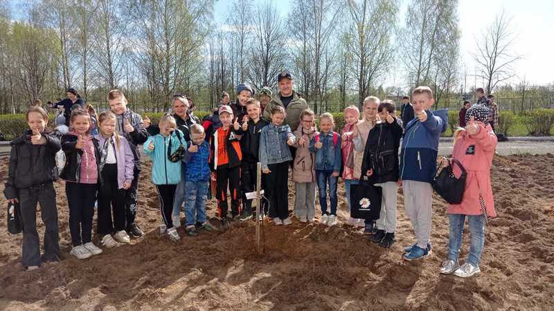 Работники Костюковичской гимназии, учащиеся и их родители приняли участие в благоустройстве прилегающей территории