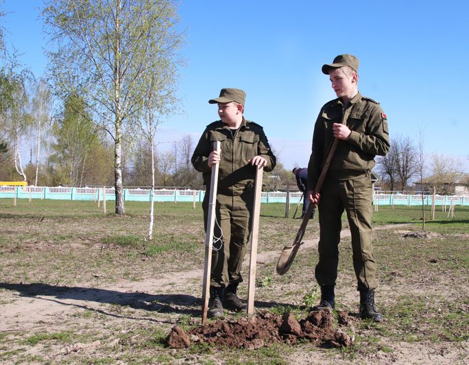 Во время республиканского субботника в Костюковичах обустроили детские площадки