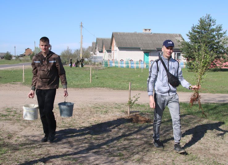 Во время республиканского субботника в Костюковичах обустроили детские площадки