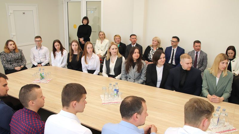 Анатолий Исаченко встретился с молодыми специалистами Костюковщины