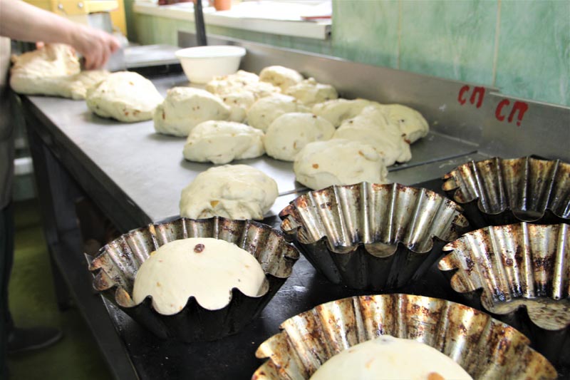 Натуральное и с изюминкой: около 500 куличей в день выпекает кондитерский цех "Беседь"