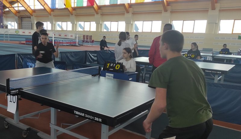 Юноши и девушки Костюковщины сыграли в настольный теннис в области