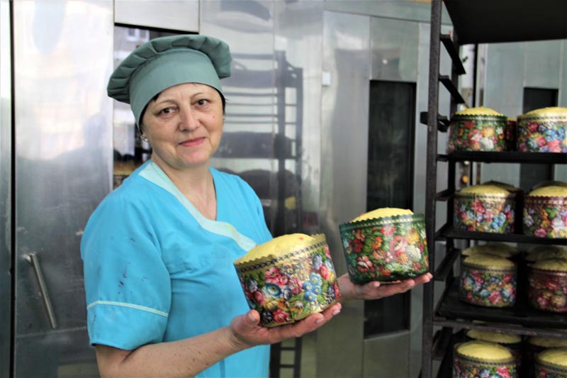 Натуральное и с изюминкой: около 500 куличей в день выпекает кондитерский цех "Беседь"