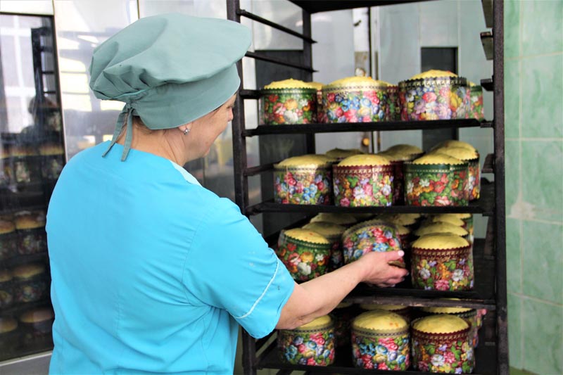 Натуральное и с изюминкой: около 500 куличей в день выпекает кондитерский цех "Беседь"