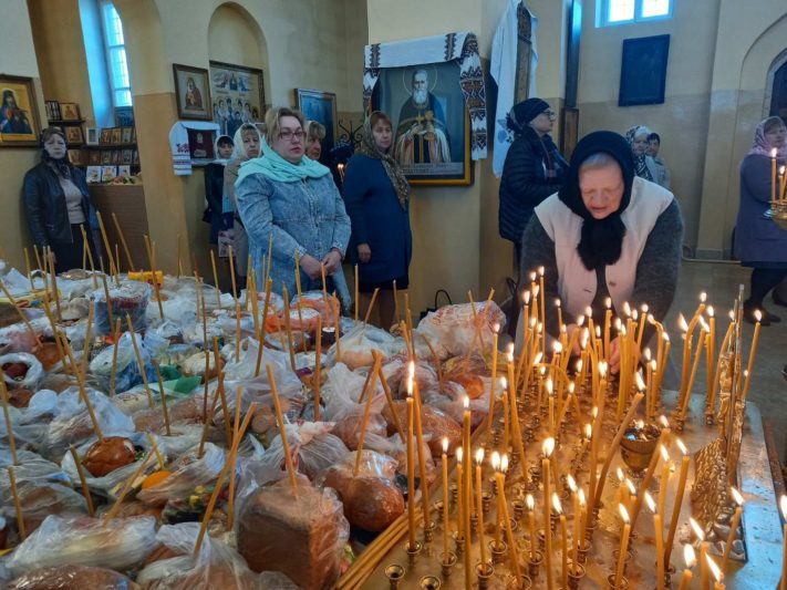 Православные верующие поминают усопших