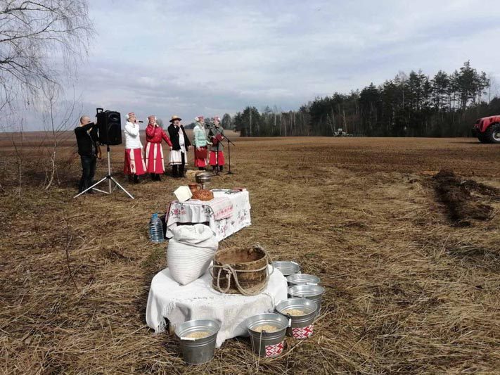 В Костюковичском районе перед началом посевной кампании прошел традиционный обряд «Засевки»