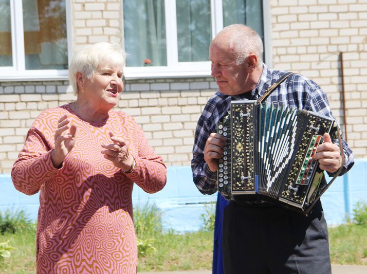 К одиноким пожилым людям, проживающим в отделении круглосуточного пребывания в деревне Пролетарское, приехали гости