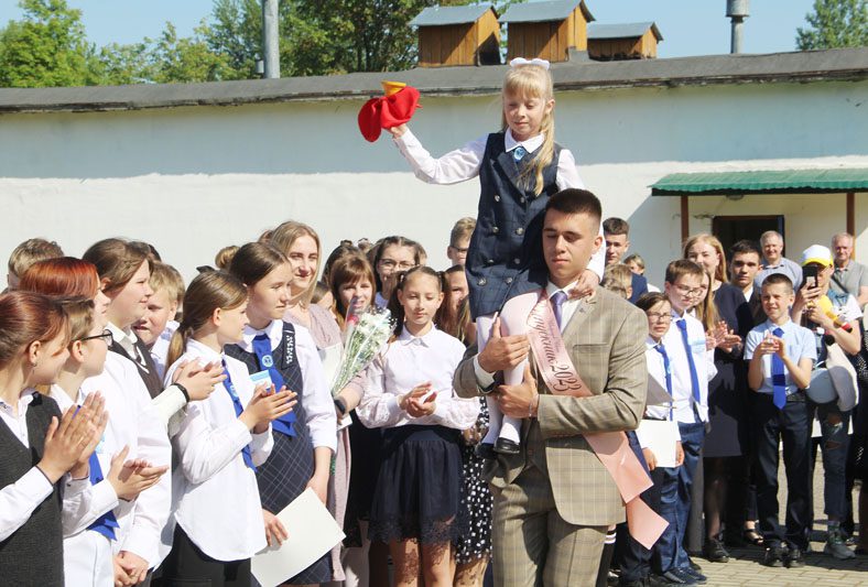 Ярко и торжественно прошла линейка в Костюковичской районной гимназии