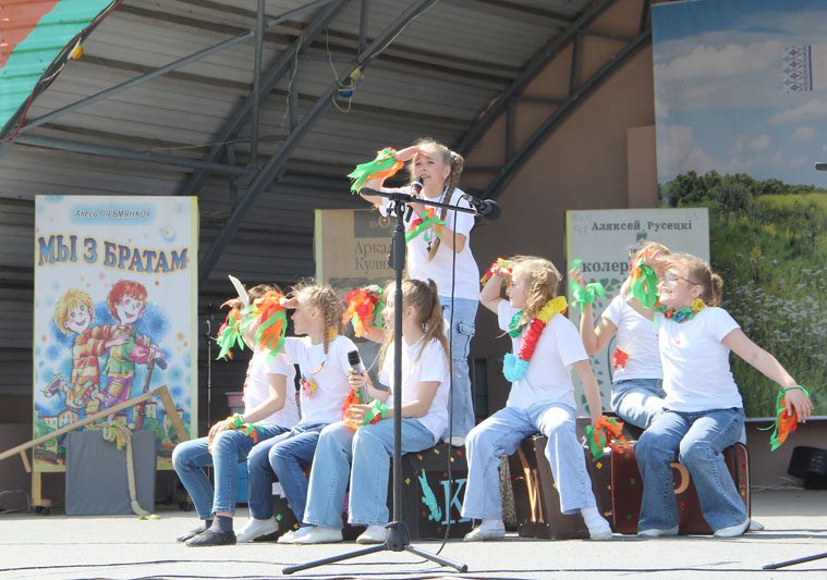 Смотрите, как проходит фестиваль "Письменков луг" на центральной площади Костюковичей