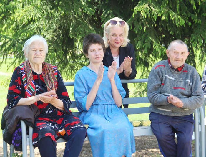 К одиноким пожилым людям, проживающим в отделении круглосуточного пребывания в деревне Пролетарское, приехали гости