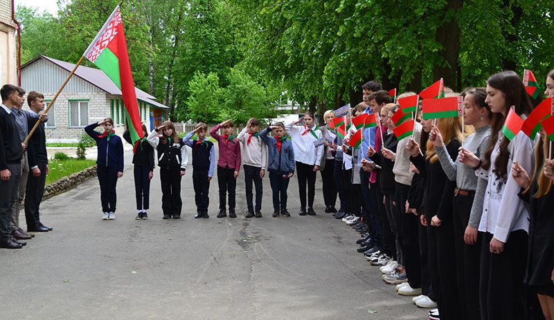 В средней школе № 1 пятнадцать первоклашек стали октябрятами