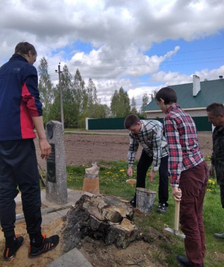 Учащиеся и педагоги Муравильской школы отремонтировали Братскую могилу, установленную на территории деревни