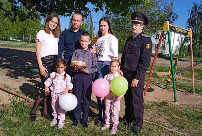 Сотрудники Костюковичского отделения Департамента охраны поздравили многодетную семью Кружаевых