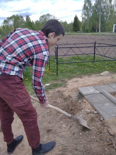 Учащиеся и педагоги Муравильской школы отремонтировали Братскую могилу, установленную на территории деревни