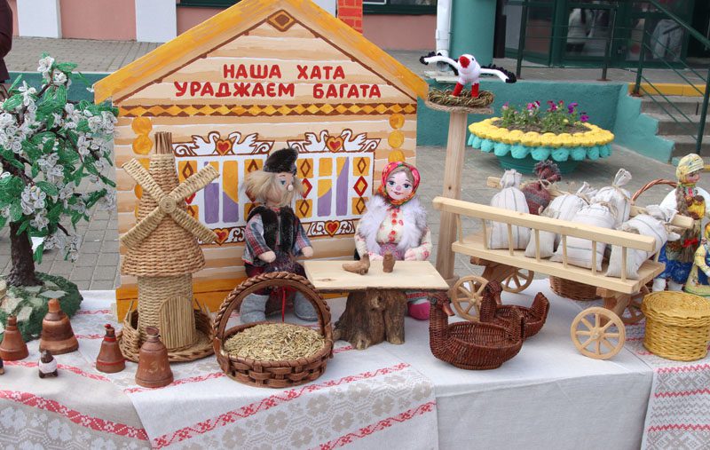 Мастер-классы, фотозоны, выставки: праздничные площадки развернулись на центральной площади в Костюковичах