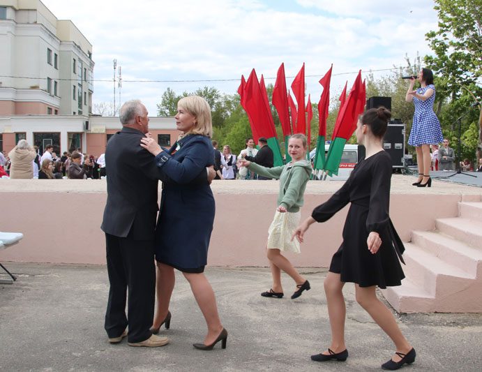 Мастер-классы, фотозоны, выставки: праздничные площадки развернулись на центральной площади в Костюковичах