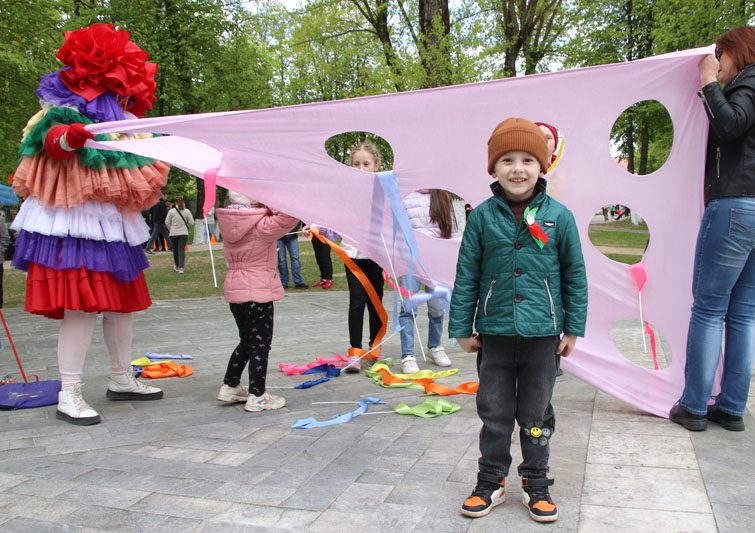 Фотофакт: в День Победы в Костюковичах прошел фестиваль красок