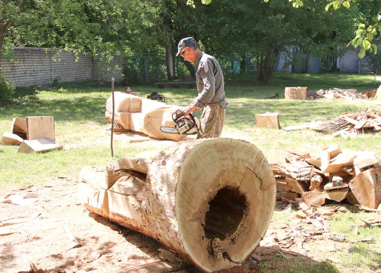Региональный пленэр деревянных скульптур «Драўляная прыгажосць» проходит в Костюковичах
