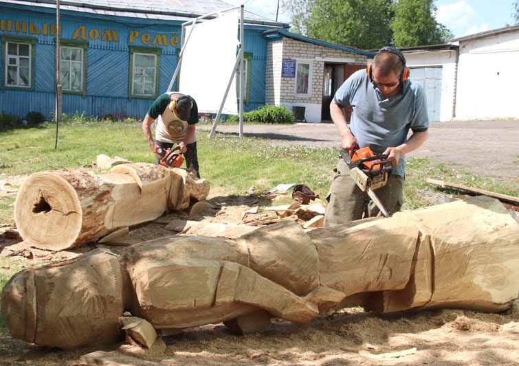 Региональный пленэр деревянных скульптур «Драўляная прыгажосць» проходит в Костюковичах