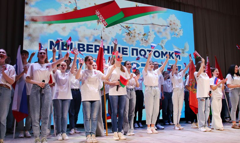 Гости из Брянской области выступили с большим концертом в Костюковичах