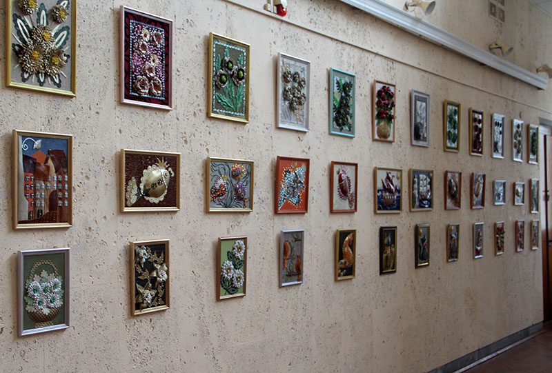 «Фантазии из кожи»: в выставочном зале краеведческого музея работает выставка Елены Кобелевой