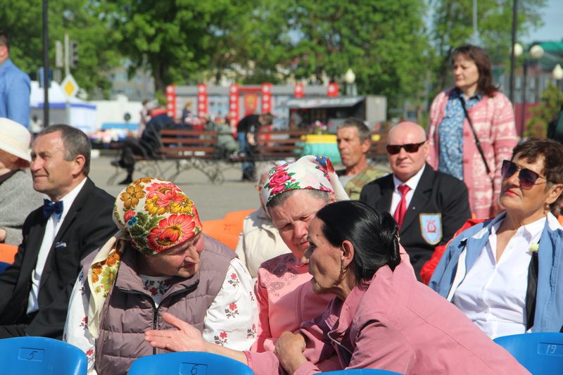 Смотрите, как проходит фестиваль "Письменков луг" на центральной площади Костюковичей