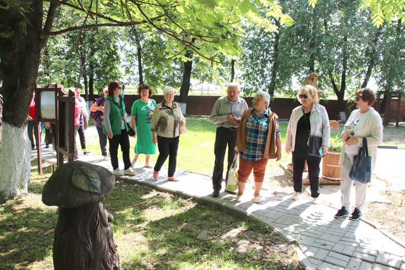 Члены районной ветеранской организации побывали на экскурсии в дендропарке Костюковичского лесхоза
