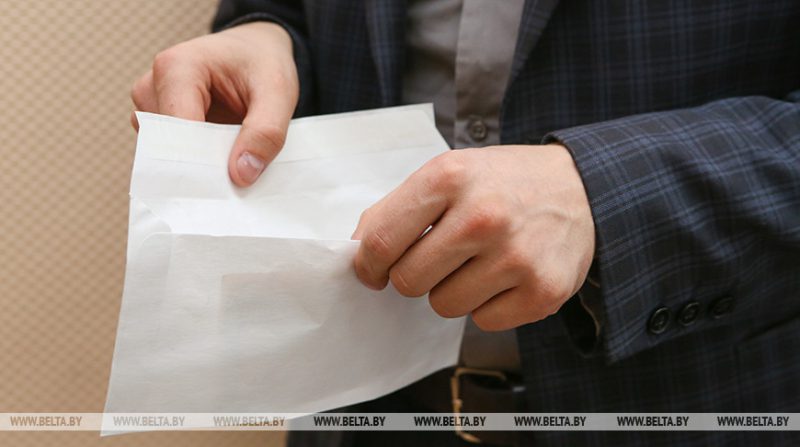 В Могилеве изобличена фирма такси, выдававшая зарплату в конвертах