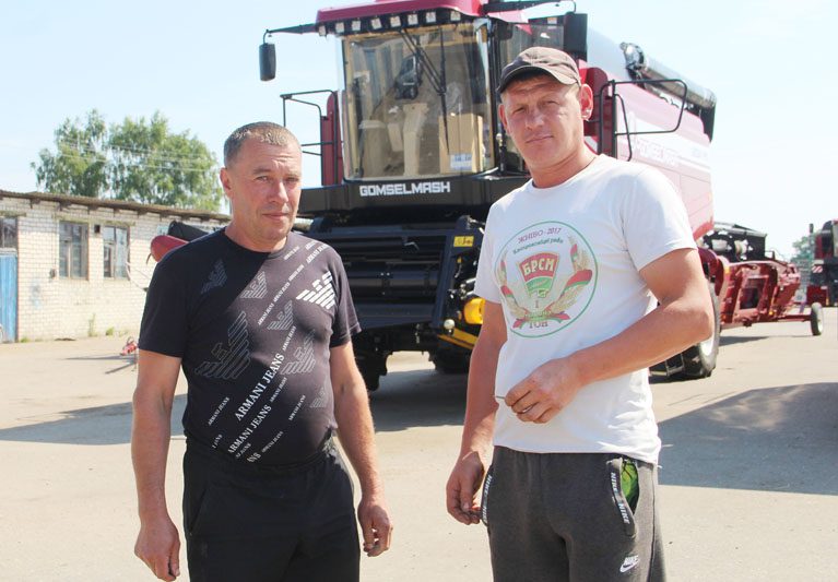 Двумя комбайнами нового поколения пополнился автопарк сельскохозяйственного предприятия «Белая Дуброва»