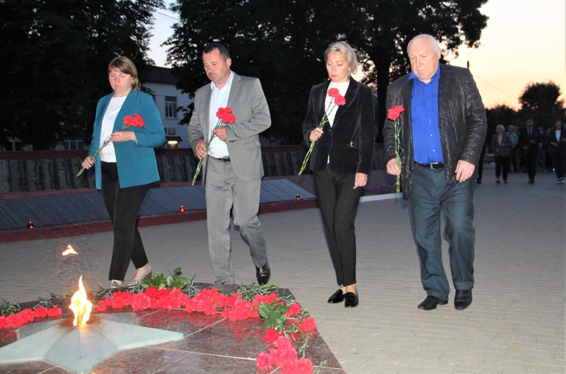 На рассвете в Костюковичах прошел митинг, посвященный Дню всенародной памяти жертв Великой Отечественной войны и геноцида белорусского народа