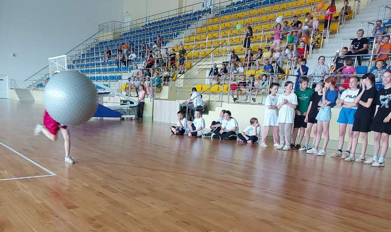 В рамках недели молодежи в Костюковичах прошла спортландия "Весёлые старты"